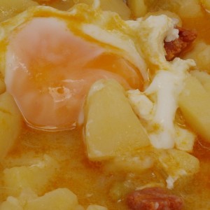 Patatas con chorizo y huevos escalfados