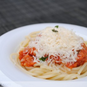 Espaguetis con tomate y bonito del norte