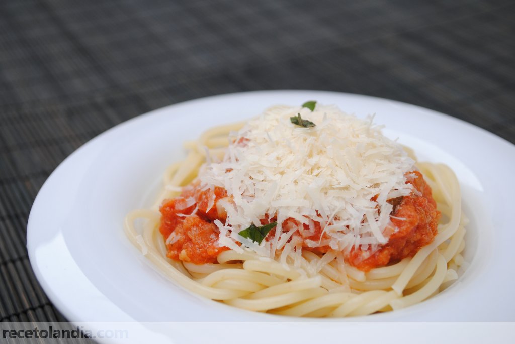 Espaguetis con tomate y bonito del norte